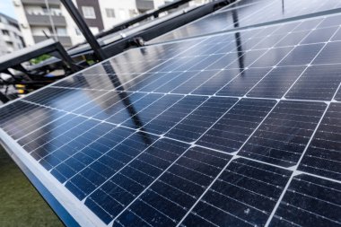 PV sisteminin güneş paneli üzerindeki fotovoltaik hücreler, seçici odaklanma