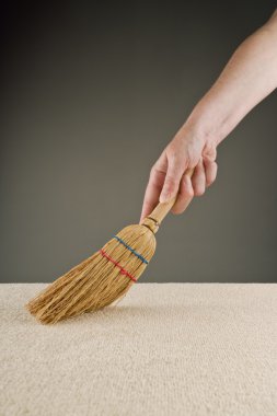 el kısa handlebroom ile halı süpürme