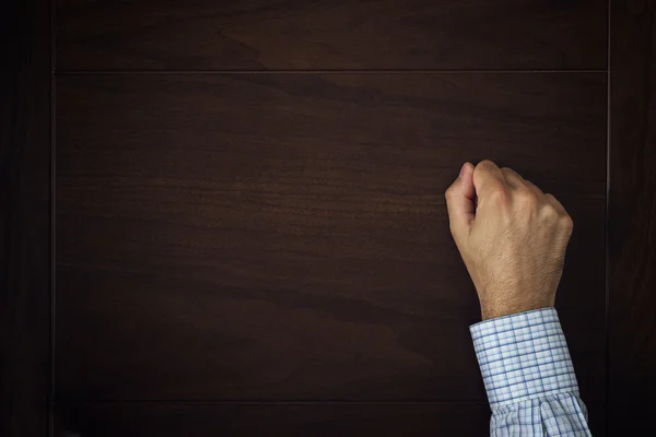 el kapısını çalıyor