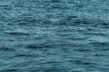 Karanlık sular, soğuk Adriyatik deniz suyunun dalgalı yüzeyi, seçici odaklanma