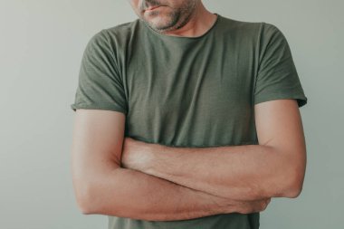 Fotokopi alanı olarak yeşil gömlekli adam, seçici odak