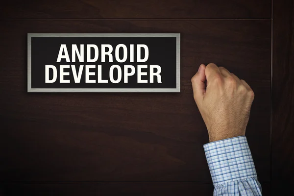 Android developer kapıyı işadamı — Stok fotoğraf