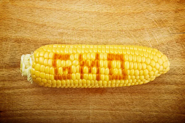 Maíz transgénico mazorca de maíz sobre fondo de madera — Foto de Stock