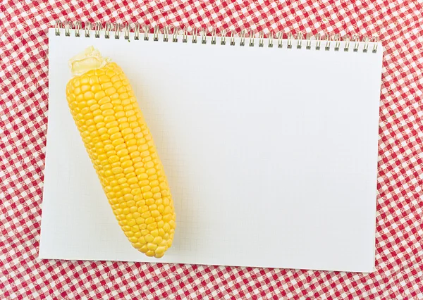 Orelha de milho na página do livro de receitas — Fotografia de Stock