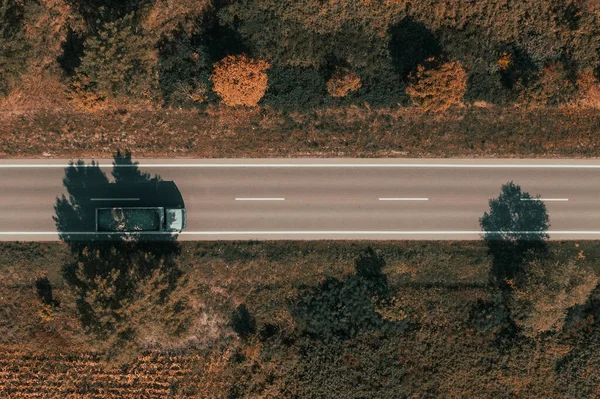 道路上の車両の砂利石 トップダウンドローン写真のトラックの空中ショット — ストック写真