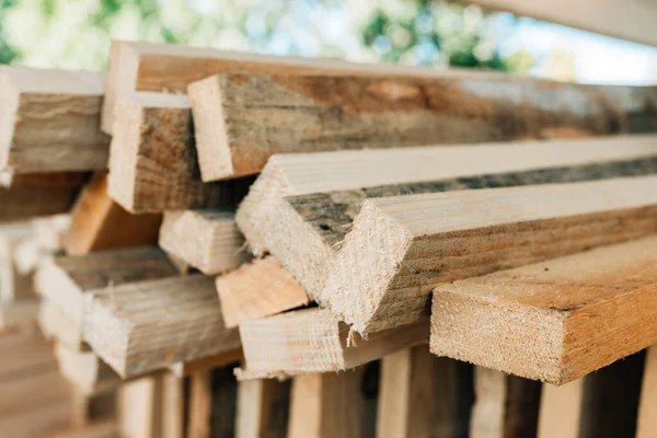 建築材料として素朴な木の板を積み上げ 選択的な焦点 — ストック写真