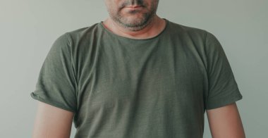 Fotokopi alanı olarak yeşil gömlekli adam, seçici odak