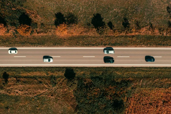 Πέντε Αυτοκίνητα Στο Δρόμο Εναέρια Βολή Από Drone Pov Πάνω — Φωτογραφία Αρχείου