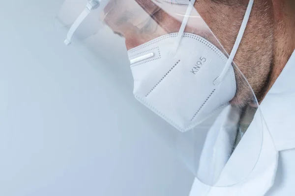 Covid Salgını Sırasında Vizör Kn95 Solunum Maskesi Takan Tıp Uzmanı — Stok fotoğraf