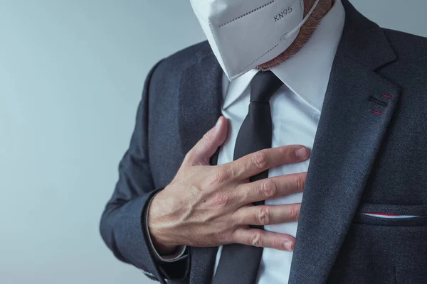 Elegante Zakenman Met Beschermende Respiratoire Kn95 Masker Met Ernstige Pijn — Stockfoto