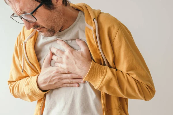 Dor Peito Homem Adulto Com Careta Dolorosa Pressionando Abdômen Superior — Fotografia de Stock