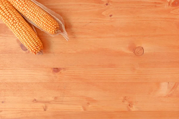 Dos Mazorcas Maíz Sobre Fondo Rústico Madera Vista Superior Con — Foto de Stock