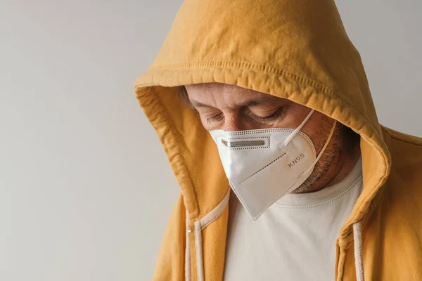 Casual Masculino Com Casaco Com Capuz Amarelo Usando Máscara Protetora — Fotografia de Stock