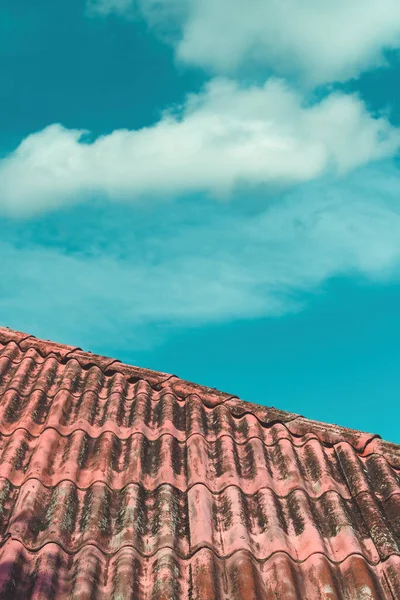 Крыша Старого Дома Белым Облаком Заднем Плане Включая Копировальное Пространство — стоковое фото