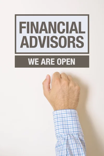 Uomo d'affari bussare alla porta dell'ufficio di Financial Advisors — Foto Stock