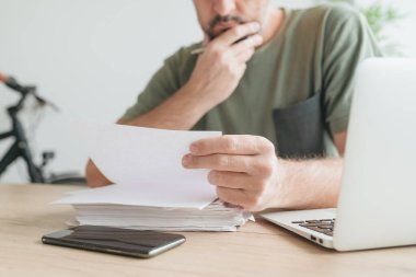 Ev ofisteki telekomünikasyon proje kağıdı belgesini okuyor, seçici odaklanma