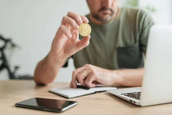 Telecommuter Trading Bitcoin Cryptocurrency Home Office Selective Focus — Stock Photo, Image