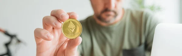 Телекоммуникационная Торговля Криптовалютой Ethereum Домашнего Офиса Панорамное Изображение Выборочной Фокусировкой — стоковое фото