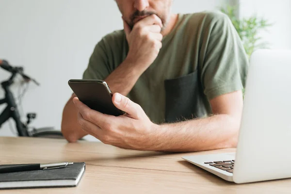 Telecommuter Lezen Sms Bericht Mobiele Smartphone Het Thuiskantoor Selectieve Focus — Stockfoto