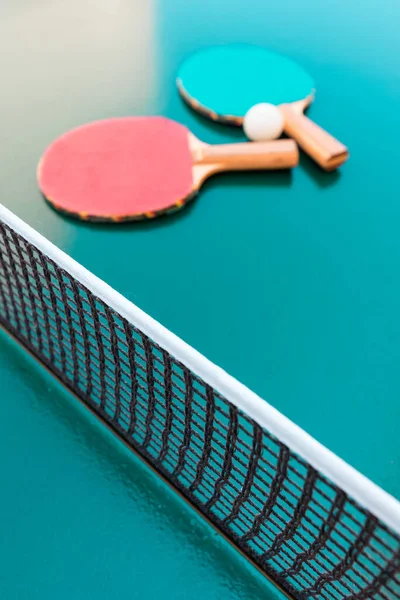 Asztalitenisz Ütők Ping Pong Labdák Zöld Asztal Felületén Hálóval Szelektív — Stock Fotó