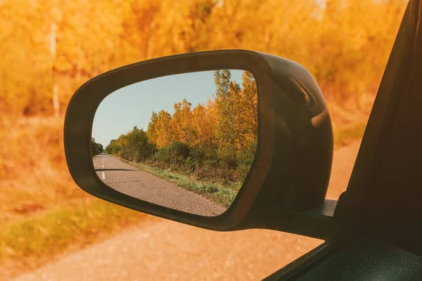 Herbstliche Landschaft Rückspiegel Des Autos Herbst Durch Wald Fahren Selektiver — Stockfoto