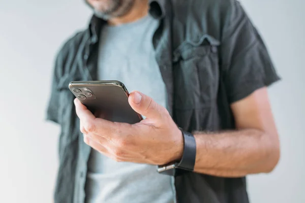 Hombre Casual Usando Teléfono Móvil Inteligente Para Comunicación Enfoque Selectivo — Foto de Stock