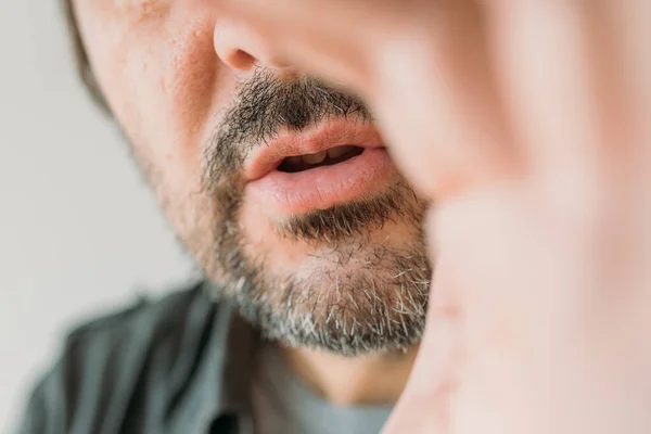 Närbild Manliga Mun Och Läppar Viskar Selektivt Fokus — Stockfoto