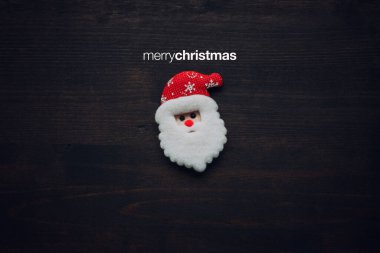 Mutlu Noeller, Noel Baba ahşap masada fotokopi alanı olan.