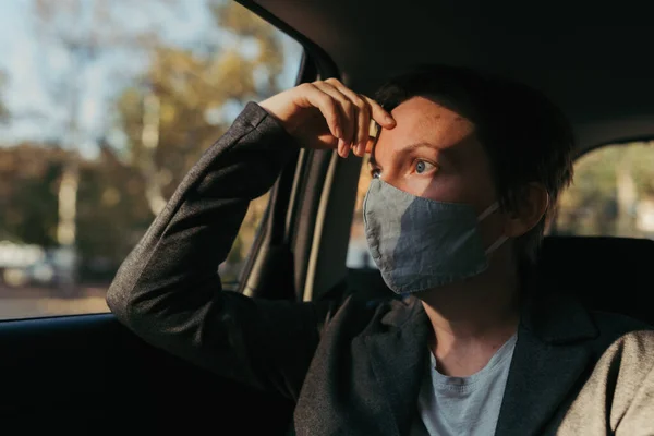 Koruyucu Maskeli Endişeli Bir Kadını Arabada Bekliyor Pencereden Dışarı Bakıyor — Stok fotoğraf