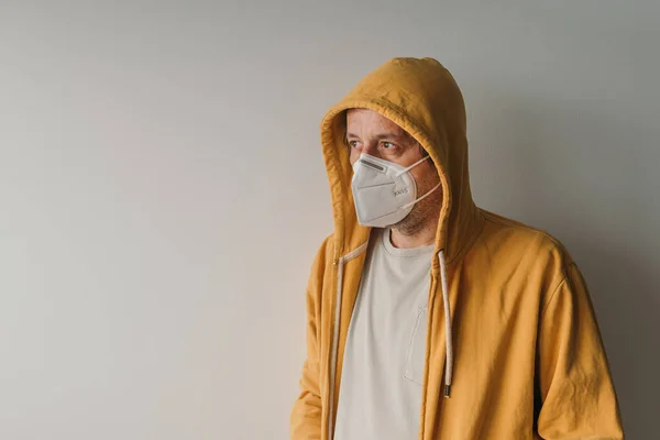 Sarı Kapüşonlu Sıradan Erkek Koruyucu Solunum Maskesi Takıyor Kn95 Yüz — Stok fotoğraf