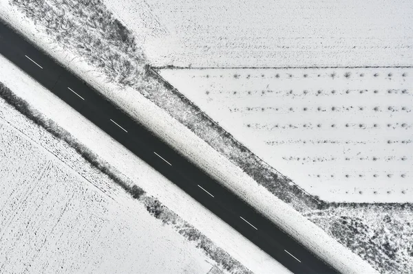 Kışın Kırsal Kesimde Yol Boyunca Uzanan Üst Hava Görüntüsü Soyut — Stok fotoğraf