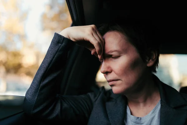 Şiddetli Baş Ağrısı Olan Bir Kadını Arabanın Arka Koltuğunda Oturuyor — Stok fotoğraf