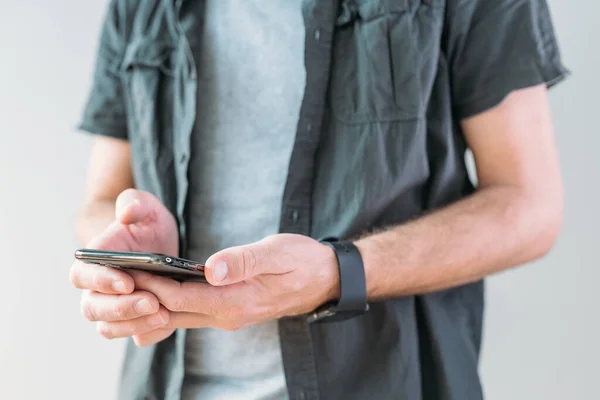 Nenáročný Muž Používající Chytrý Mobilní Telefon Pro Komunikaci Selektivní Zaměření — Stock fotografie