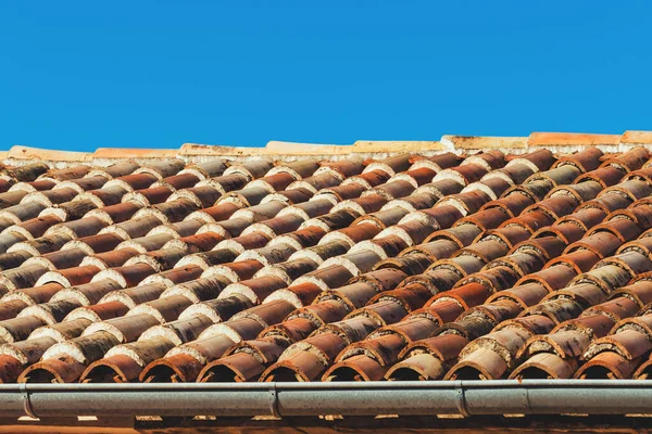 背景として古い地中海様式の屋根瓦 — ストック写真