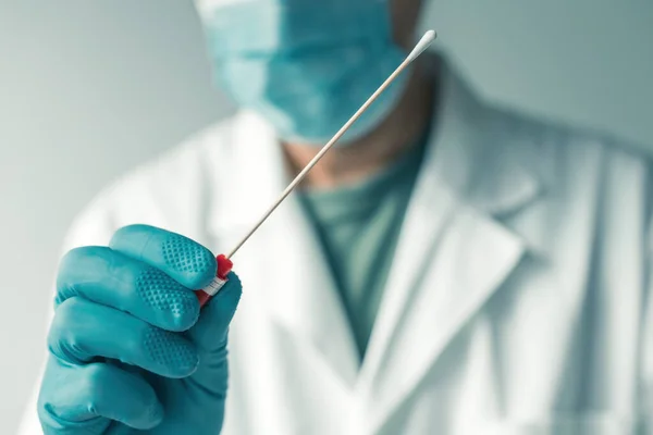 Profissional Médico Com Amostra Swab Laboratório Clínica Durante Teste Covid — Fotografia de Stock