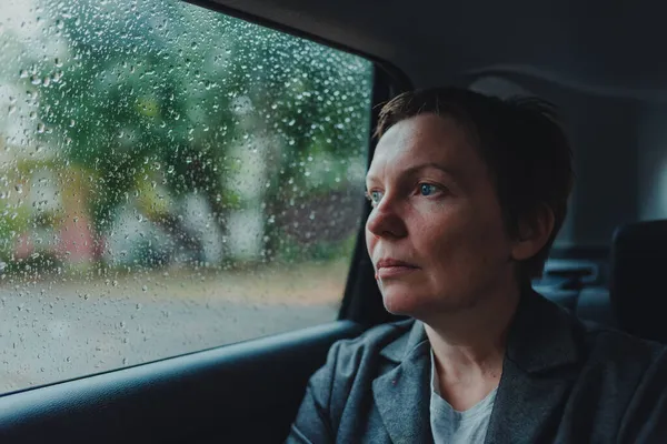 Беспокойная Деловая Женщина Ждет Машине Смотрит Окно Время Дождя Избирательный — стоковое фото