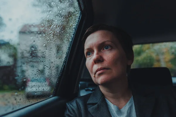 Bezorgde Zakenvrouw Wachtend Auto Kijkend Uit Het Raam Tijdens Regen — Stockfoto