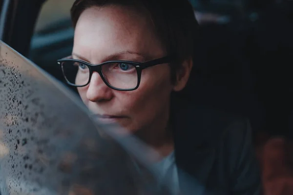 Empresária Preocupada Com Óculos Esperando Carro Olhando Pela Janela Durante — Fotografia de Stock