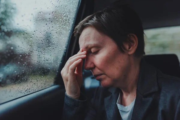 Fatiguée Femme Affaires Épuisée Sur Siège Arrière Voiture Pendant Pluie — Photo