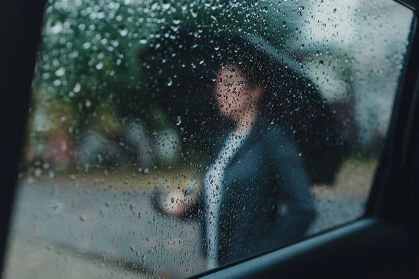 Podnikatelka Deštníkem Čekající Venku Dešti Výběrové Zaměření — Stock fotografie