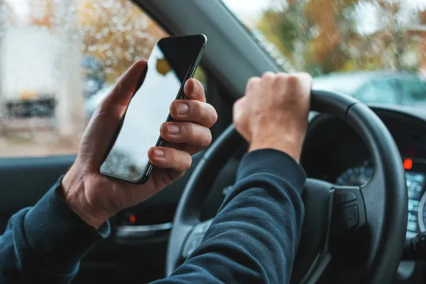 Autorijder Met Mobiele Smartphone Stuur Blanco Zwart Scherm Als Kopieerruimte — Stockfoto