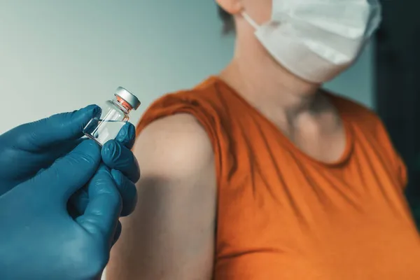 Covid 19予防接種手順のためのワクチン瓶の準備医師 選択的焦点 — ストック写真
