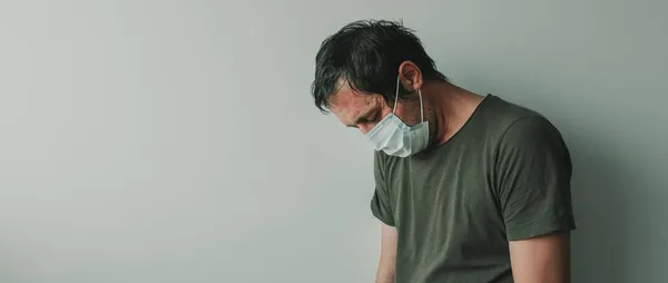 Homem Triste Exausto Com Máscara Respiratória Durante Pandemias Covid Foco — Fotografia de Stock