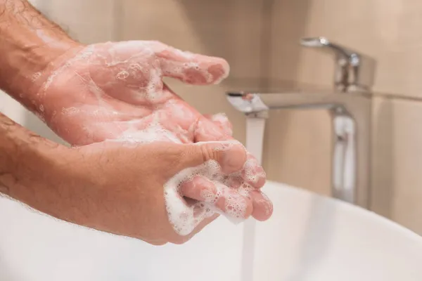 Primer Plano Lavarse Las Manos Con Jabón Baño Enfoque Selectivo — Foto de Stock