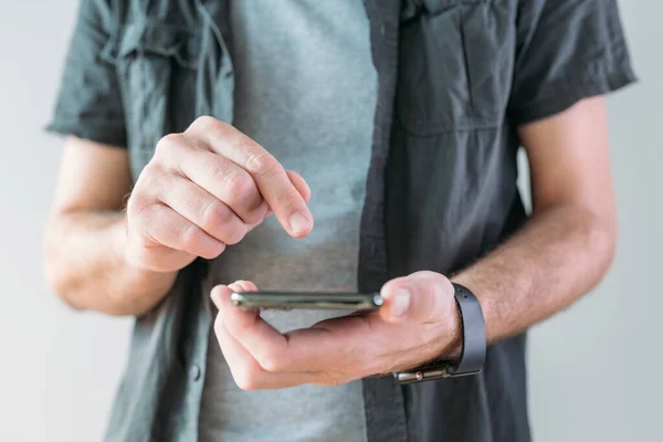 Casual Man Met Behulp Van Slimme Mobiele Telefoon Voor Communicatie — Stockfoto