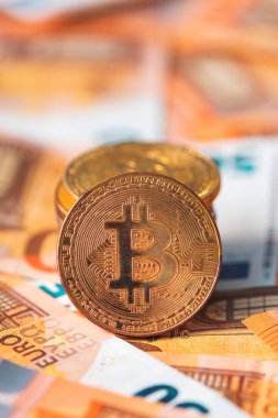 Döviz kurları konsepti için Bitcoin paraları ve Euro banknotları, seçici odak
