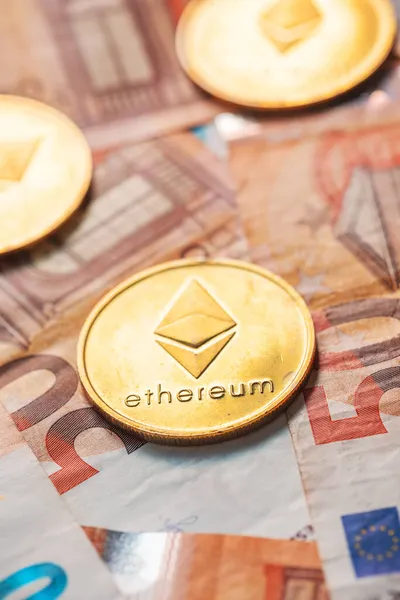 Monedas Bitcoin Billetes Euros Para Concepto Cambio Divisas Enfoque Selectivo —  Fotos de Stock