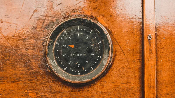 Oude Nautische Diepte Meter Boot Dashboard Met Versleten Houten Oppervlak — Stockfoto