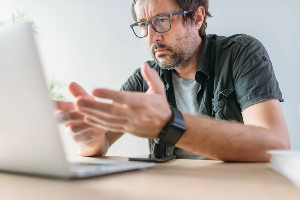 Freelancer Κατά Διάρκεια Τηλεδιάσκεψης Βιντεοκλήση Στο Φορητό Υπολογιστή Στο Γραφείο — Φωτογραφία Αρχείου