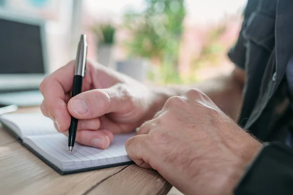 Freelance Écrire Des Notes Dans Carnet Tout Travaillant Bureau Domicile — Photo